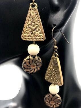 VINTAGE 1980'S CARVED FLORAL GOLD TONE WITH CREAM BEAD DANGLE EARRINGS